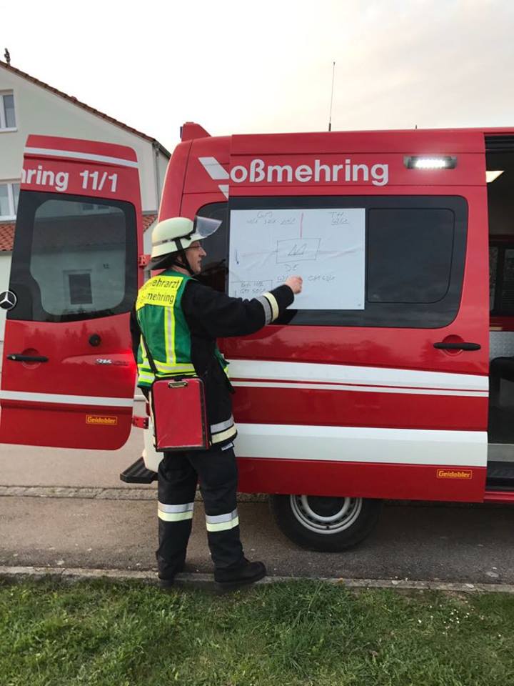 Dr. med. Ulrich Selz bei der Lagebesprechung in einer Übung Dr. med. Ulrich Selz bei der Lagebesprechung in einer Übung